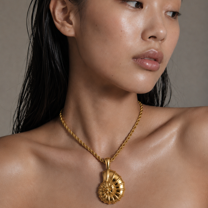 Eliana Oversized Shell Pendant Necklace — Short Necklace