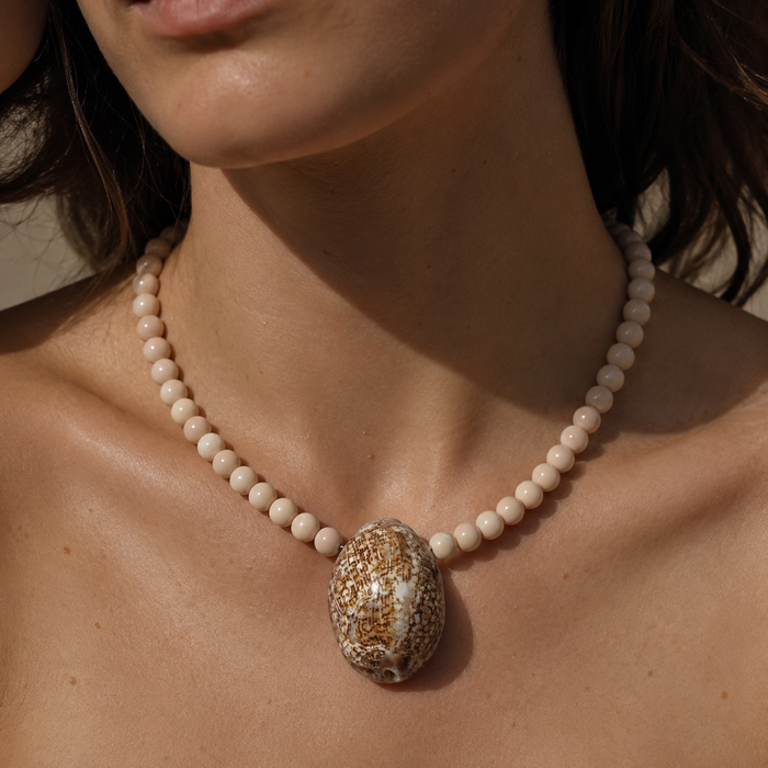 Resa Oversized Shell Necklace — Short Necklace
